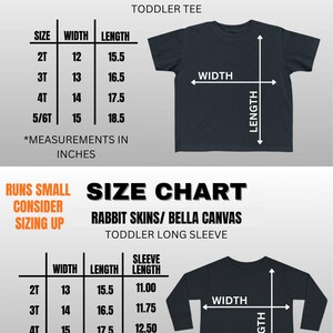 Pu&ograve; includere: Una tabella delle taglie per t-shirt e maglie a maniche lunghe per bambini piccoli Rabbit Skins e Bella Canvas. La tabella mostra larghezza, lunghezza e lunghezza manica in pollici per le taglie da 2T a 5/6T, con nota sulle taglie ridotte.