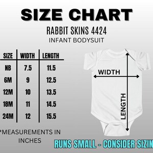 Puede incluir: Una tabla de tallas para un body de beb&eacute; Rabbit Skins 4424, que muestra medidas de ancho y largo en pulgadas para las tallas NB, 6M, 12M, 18M y 24M. El gr&aacute;fico incluye una ilustraci&oacute;n de un body blanco con flechas indicadoras.