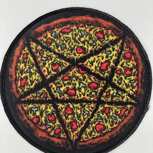 Puede incluir: Un parche redondo con un diseño de pizza en forma de pentagrama. La pizza tiene queso amarillo, pepperoni rojo y champiñones. La corteza es de color naranja oscuro y el parche tiene un borde negro.