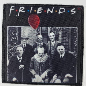 Könnte beinhalten: Ein schwarzer Aufnäher mit dem Wort "FRIENDS" im Stil des TV-Show-Logos, einem roten Ballon und einer Gruppe von Horrorfilmfiguren in Schwarzweiß. Mit schwarzem Rand.