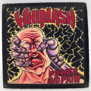 Könnte beinhalten: Ein quadratischer schwarzer Aufnäher mit dem Wort "WHIPLASH" in roten, gezackten Buchstaben. Der Aufnäher zeigt eine verzerrte Illustration eines schreienden Gesichts mit einem Roboterarm und den Worten "POWER AND PAIN".