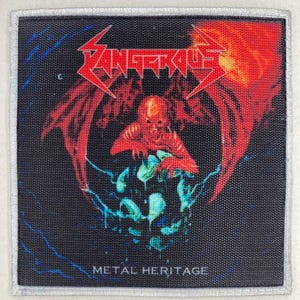 Puede incluir: Parche cuadrado con fondo negro con la palabra "DANGEROUS" en letras rojas y dentadas. Una figura roja y esquelética con alas está centrada sobre formas azules y verdes. El texto "METAL HERITAGE" está debajo.