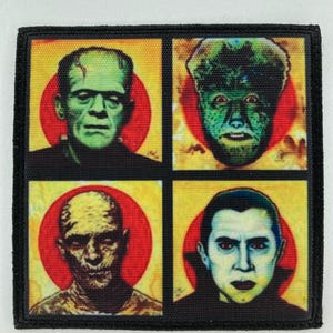 Könnte beinhalten: Ein quadratischer Aufnäher mit vier Porträts klassischer Horrorfilm-Monster: Frankenstein, der Wolfsmensch, die Mumie und Dracula. Jedes Porträt befindet sich vor einem roten Kreis auf gelbem Hintergrund, mit einem schwarzen Rand.