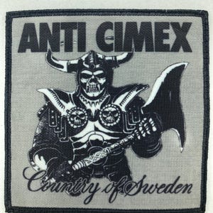Puede incluir: Parche cuadrado con el texto "ANTI CIMEX" sobre una ilustración en blanco y negro de un guerrero con cuernos sosteniendo un hacha. El texto "Country of Sweden" está escrito en cursiva debajo.