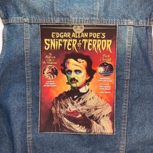 Pode incluir: Um remendo de estilo vintage com uma ilustração colorida da capa da banda desenhada "Snifter of Terror" de Edgar Allan Poe. A capa apresenta um Poe semelhante a um zumbi segurando um copo de vinho e o texto "Edgar Allan Poe's Snifter of Terror" em uma fonte amarela em negrito.