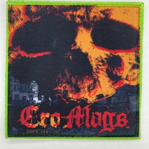 Op de afbeelding: Een vierkante stoffen patch met een fel limoengroene gestikte rand. Het ontwerp toont een donkere, vurige oranje en zwarte schedelafbeelding met de tekst Cro-Mags in het rood en de kleinere tekst Don't Give In onder de bandnaam.