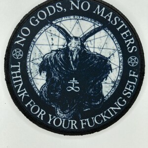 Puede incluir: Un parche bordado circular que presenta una figura oscura con cuernos centrada dentro de un diseño de estrella geométrica. El borde negro contiene el texto blanco NO GODS, NO MASTERS y THINK FOR YOUR FUCKING SELF, separado por dos pentagramas.