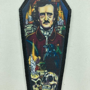 Könnte beinhalten: Ein Sarg-förmiger Aufnäher mit einem Porträt von Edgar Allan Poe, einem Raben, Totenköpfen und Kerzen. Der Aufnäher hat einen schwarzen Rand und ein farbenfrohes, detailliertes Design. Das Kunstwerk enthält eine Flasche und Bücher.