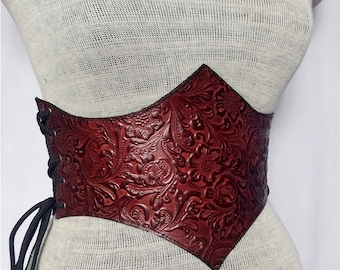 Leren korsetriem met reliëf: handgemaakte Viking LARP-tailleband