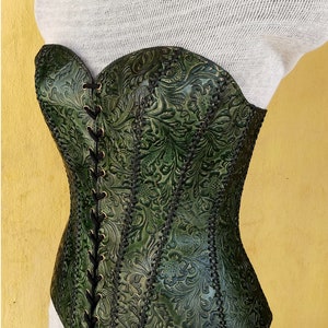 Corset d&#39;armure en cuir fait main vert médiéval-GN fait main avec motif floral en relief, corset sur la poitrine viking, corset en cuir gothique, steampunk