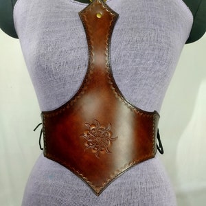 Armatura medievale da guerriera in pelle fatta a mano - Armatura vichinga LARP Cosplay