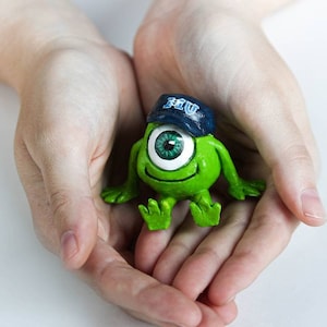 Figura Mike Wazowski  película Monstruos University. Adorable Monstruo. Escultura de resina acrílica. Pequeño tamaño. Buen regalo