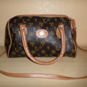 Hermoso bolso de mano marrón de diseñador CVP