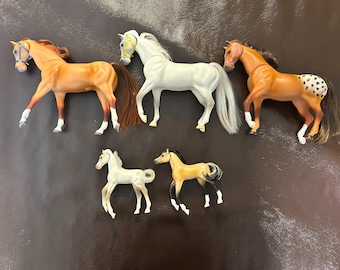 Vintage Empire Grand Champion Magnetic Toy Horse Family Lot – Set of 5 (3 Adults & 2 Foals)
