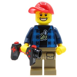 Custom Minifigure - Gamer with game pad - made of LEGO parts - perfect gift for kids & adults, boy, men, video games fan