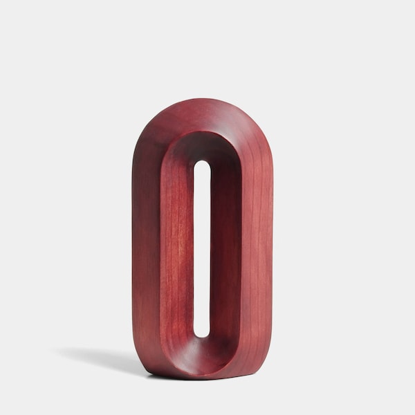 objet d'art en bois sculpté teinté dans des tons de baies | sculpture minimaliste en bois | sculpture d'art moderne | objet d'art en bois | oeuvre d'art en noir et rouge.