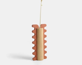 Small flower vase combining oak wood and red ochre organic shape elements - LARBA: eclectic wooden vase for dried flowers.