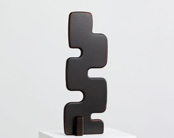 QUATREUM — Abstracte hoge sculptuur in zwart met kastanjebruine patina