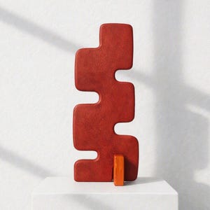 QUATREUM — Scultura astratta moderna e alta, disponibile nelle tonalità del nero o del rosso.