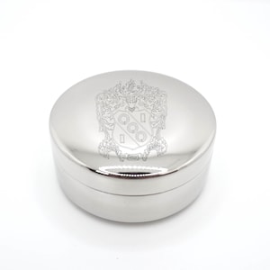 Pudełko na biżuterię stowarzyszenia studenckiego, metalowy pojemnik, wyściełane aksamitem etui do przechowywania małych drobiazgów, prezent, herb Alpha Gamma Delta, grawerowany wzór, srebrny odcień
