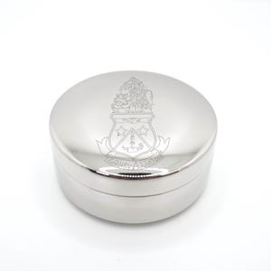 Sorority Schmuckschatulle Metall Schmuckkasten Lagerung Samt gefüttert runder Behälter Silber-Finish graviert Design Alpha Delta Pi Geschenk College