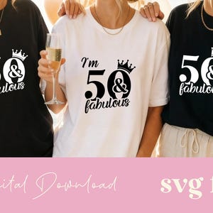 Könnte beinhalten: Drei Personen tragen schwarze und weiße T-Shirts mit dem Text "50 & fabulous" in einer Schreibschrift, mit einer Krone über der Zahl 50. Das Bild enthält auch den Text "Digital Download" und "SVG file".