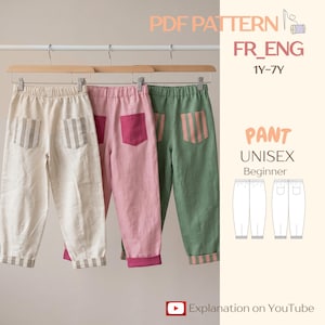 Peut inclure: Trois pantalons suspendus sur des cintres en bois, comprenant un modèle blanc cassé avec poches rayées, un modèle rose avec poches unies et un modèle vert avec poches rayées. Le texte indique PDF PATTERN, FR_ENG, 1Y-7Y, PANT, UNISEX, Beginner.
