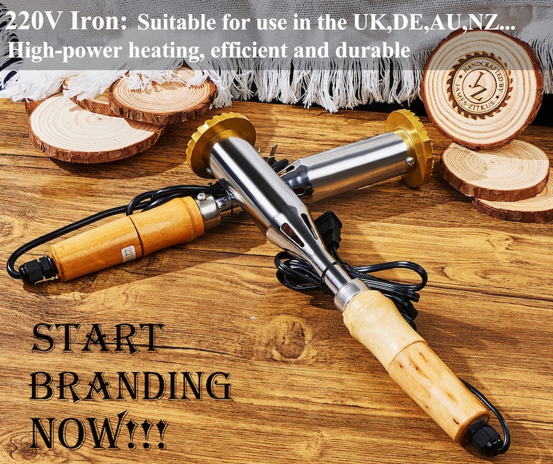 K&ouml;nnte beinhalten: Zwei 220-V-Branding-Eisen mit Holzgriffen und Metall-Heizelementen. Die Eisen liegen auf einer Holzoberfl&auml;che mit einem Holz-Kreis im Hintergrund. Der Text "START BRANDING NOW!!!" ist auf der Oberfl&auml;che geschrieben.