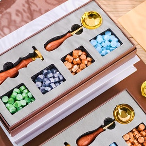 Benutzerdefinierte Paare Hochzeit Wachs Siegel Stempel Kit, jedes Logo kann graviert werden, personalisierte ineinandergreifende Blumen Anfangswachs Stempel Kit für Geschenk