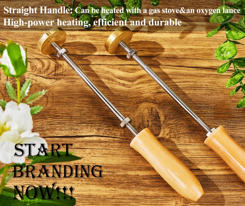 K&ouml;nnte beinhalten: Zwei Branding-Eisen mit Holzgriffen und Messingk&ouml;pfen. Die Eisen liegen auf einer Holzoberfl&auml;che. Der Text "START BRANDING NOW!!!" ist im Bild sichtbar.