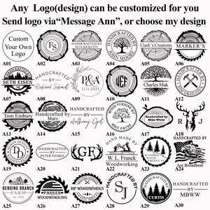 K&ouml;nnte beinhalten: Ein Raster mit 30 verschiedenen Logo-Designs f&uuml;r Holzwerker. Jedes Logo ist ein Kreis mit einem Schwarzwei&szlig;-Design auf einem Holzmaserungshintergrund. Die Logos beinhalten Initialen, Namen, B&auml;ume und andere Holz-bezogene Bilder. Die Logos sind mit den Buchstaben A01 bis A30 beschriftet.