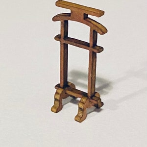1:24th Scale Miniature Suit Valet Stand