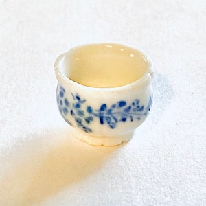 1:24th scale Miniature porcelain plant pot