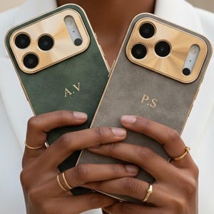 iPhone 17 Pro 16 15 14 13用パーソナライズソフトレザー電話ケース、イニシャルモノグラム文字のカスタムエンボス電話ケース、彼女へのギフト