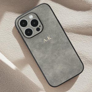 iPhone 16/15/14 Pro Max用パーソナライズスエードケース、モノグラム文字が刻印されたレザーカスタムフォンカバー、彼女へのプレゼント、親友へのギフト