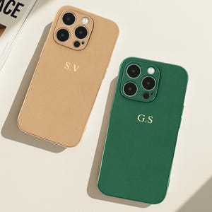 Gepersonaliseerde leren telefoonhoes voor iPhone 16 Pro 15 14 13 Pro, aangepaste telefoonhoesjes met reliëf eerste monogramletters, gepersonaliseerd cadeau voor