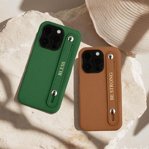 Capa de iPhone fofa e personalizada para iPhone 16, 15 Pro Max, iPhone 14, 13, 12 e 11, capa de couro vegano com monograma e nome personalizado, com alça e letras douradas