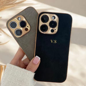 Schattig zacht leren telefoonhoesje voor iPhone 16 Pro 15 14 13 12, gepersonaliseerde telefoonhoesjes met in reliëf gemaakte monogramletters cadeau beste vriend