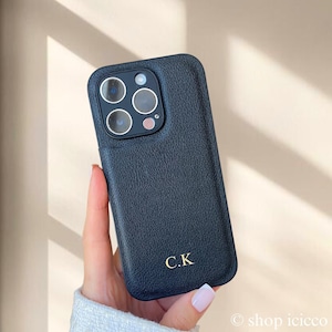 Gepersonaliseerde leren telefoonhoes voor iPhone 16 Pro 15 14 13 Pro Max, aangepaste telefoonhoesjes met reliëf eerste monogramletters, gepersonaliseerd cadeau