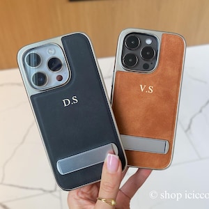 Leren telefoonhoes met standaard op achterkant voor iPhone 16 Pro 15 14 13 Pro Max, aangepaste telefoonhoesjes met reliëf eerste monogramletters, cadeau voor haar