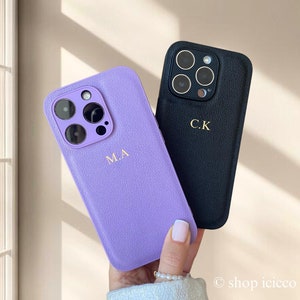 Gepersonaliseerde leren telefoonhoes voor iPhone 16 Pro 15 14 13 Pro Max, aangepaste telefoonhoesjes met reliëf en eerste monogramletters, cadeaus voor haar