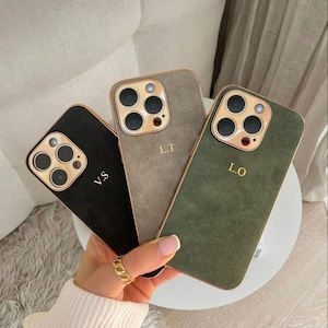 Gepersonaliseerde zachtleren telefoonhoes voor iPhone 16 Pro 15 14 13 12, aangepaste telefoonhoesjes met reliëf en eerste monogramletters, cadeaus voor haar