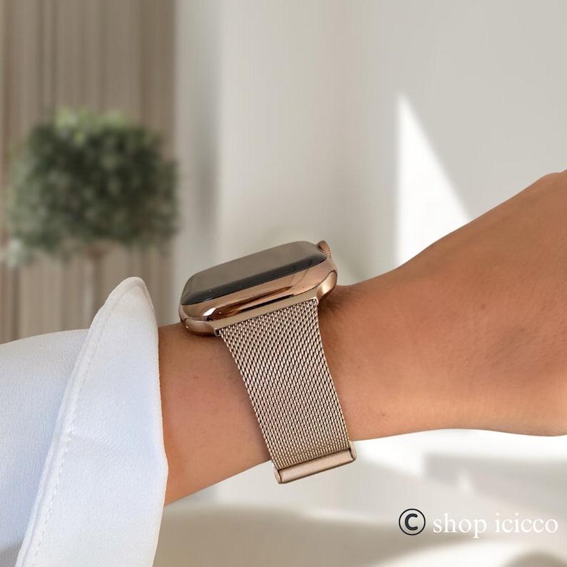 K&ouml;nnte beinhalten: Ros&eacute;goldene Smartwatch mit Mesh-Armband. Das Geh&auml;use und das Armband der Uhr sind in passendem Ros&eacute;gold gehalten. Das Armband besteht aus feinem, gewebtem Mesh-Material. Die Uhr wird am Handgelenk getragen.