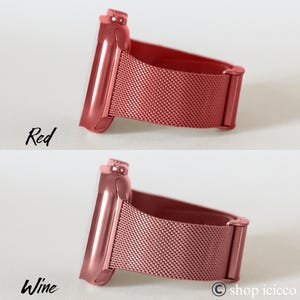 K&ouml;nnte beinhalten: Rote und weinfarbene Uhrenarmb&auml;nder. Die Armb&auml;nder haben ein metallisches Mesh-Design. Das Wort "Red" ist in Kursivschrift &uuml;ber dem roten Armband geschrieben, und das Wort "Wine" ist in Kursivschrift &uuml;ber dem weinfarbenen Armband.