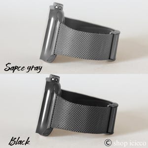 K&ouml;nnte beinhalten: Zwei Apple Watch-Armb&auml;nder in Space Grau und Schwarz. Die Armb&auml;nder bestehen aus einem Mesh-Material und haben einen Magnetverschluss. Das Space Grau-Armband wird &uuml;ber dem schwarzen Armband gezeigt. Der Text "Space gray" und "Black" ist unter jedem Armband geschrieben.