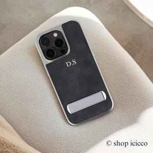 Leren telefoonhoes met standaard op achterkant voor iPhone 16 Pro 15 14 13 Pro Max, aangepaste telefoonhoesjes met reliëf eerste monogramletters, cadeau voor haar