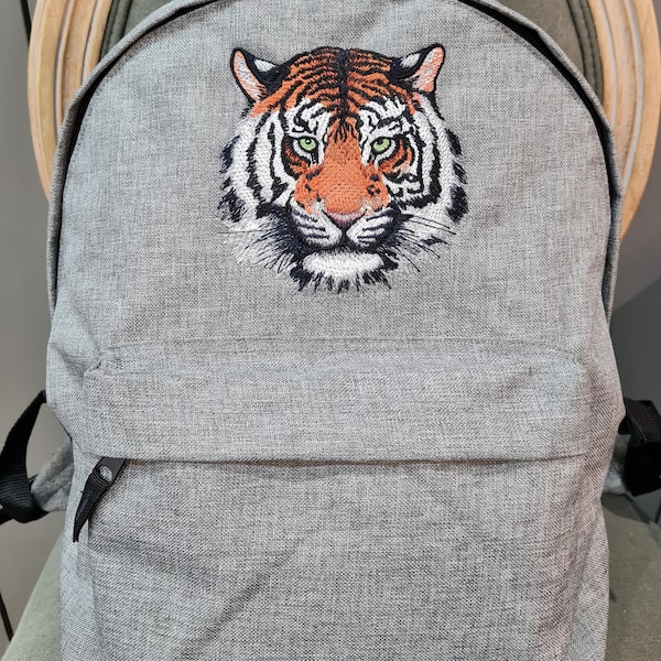 Sac a dos gris brodé d'une tête de tigre