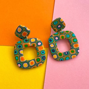 レトロな70年代の幾何学模様のイヤリング | 丸みを帯びたスクエアスタッド | 手作りポリマークレイジュエリー | グルーヴィーでユニークなアクセサリー | ベクタースクエアパターン