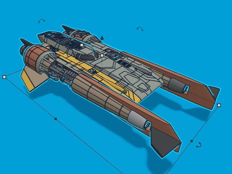 K&ouml;nnte beinhalten: Ein 3D-Modell eines Raumschiffs mit braunen, gelben und grauen Farbt&ouml;nen. Das Raumschiff hat zwei Triebwerke, ein Cockpit und zwei Fl&uuml;gel. Der Hintergrund ist einfarbig blau.