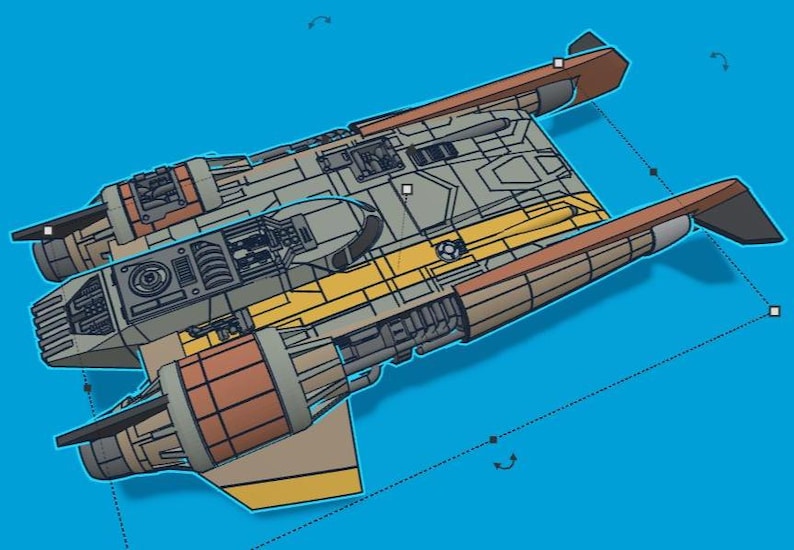 K&ouml;nnte beinhalten: Illustration eines Raumschiffs mit detailliertem Design. Das Schiff hat ein grau-gelbes Farbschema mit braunen Akzenten. Der Hintergrund ist einfarbig blau. Das Design umfasst mehrere Triebwerke und detaillierte Paneele.